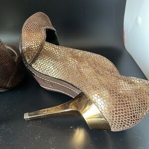 Bcbgmaxazria Bronze Gold Shimmer High Heel Open Toe Pumps. D/6/A1254